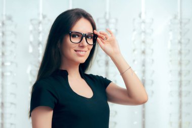 Gözlük optik mağazada giyen kadın 