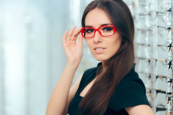 Mujer Con Gafas Graduadas Tienda Óptica — Foto de Stock