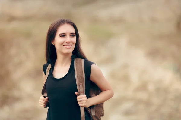 Happy Travel Woman Dengan Ransel Perjalanan Gunung — Stok Foto