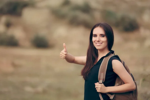 Mujer Joven Feliz Tomando Selfie Naturaleza —  Fotos de Stock