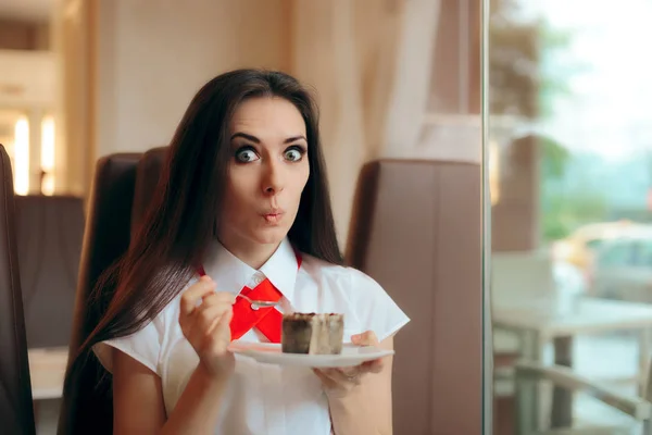 Mujer Comiendo Souffle Chocolate Una Confitería — Foto de Stock