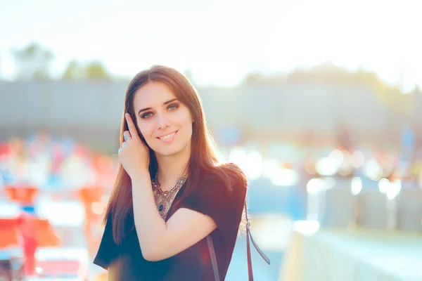 Schöne Frau Ganz Schwarzem Outfit Auf Einer Outdoor Party — Stockfoto