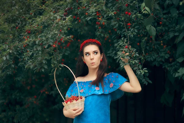 Sommer Mode Mädchen Mit Kirschkorb — Stockfoto