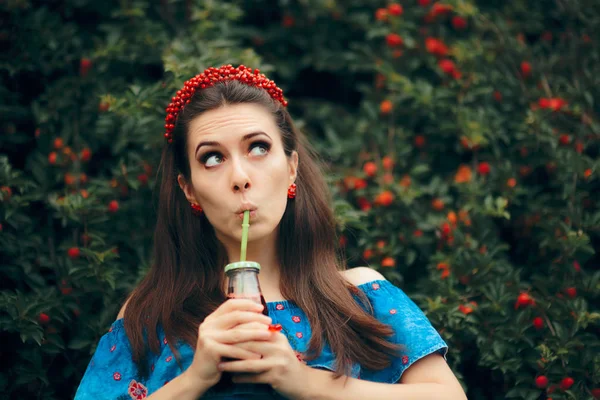 Linda Chica Verano Bebiendo Jugo Frutas Cereza Aire Libre — Foto de Stock