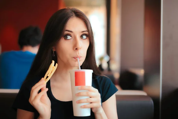 Fille Boire Soda Manger Des Frites Dans Restaurant Fast Food — Photo