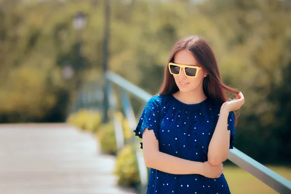 Mujer Moda Con Gafas Sol Pie Puente — Foto de Stock