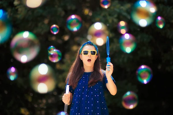 Verano Mujer Tener Divertido Hacer Jabón Burbujas — Foto de Stock