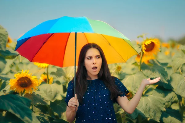 Wanita Dengan Payung Pelangi Summer Sunflower Field — Stok Foto
