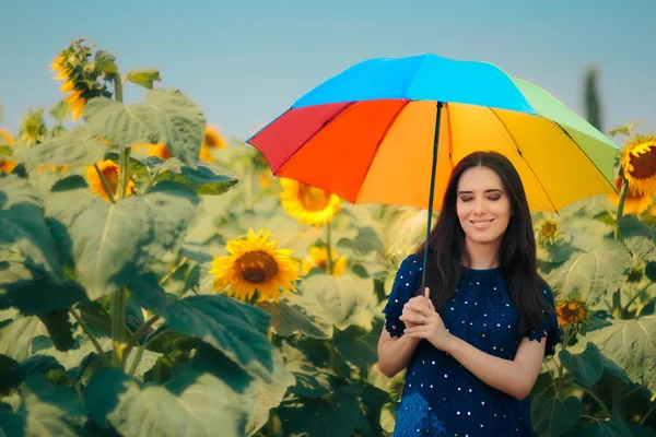 Женщина Радужным Зонтиком Летнем Подсолнечном Поле — стоковое фото