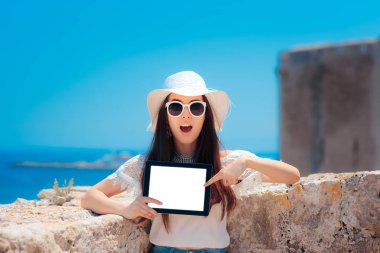 Kadın turist PC Tablet seyahat Simgesel Yapı hedef tutan