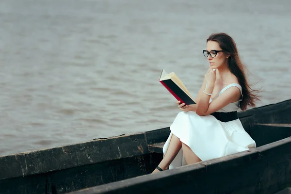 Mujer Retro Leyendo Libro Barco Vintage — Foto de Stock