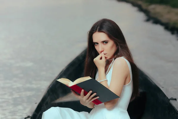 Mujer Retro Leyendo Libro Barco Vintage — Foto de Stock