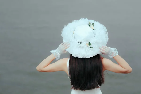 Mulher Com Chapéu Branco Nupcial Luvas Admirando Mar — Fotografia de Stock