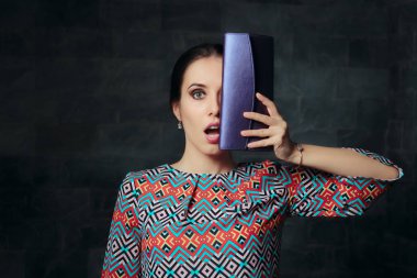 Zarif zarf debriyaj çanta tutan komik sevimli kadın 