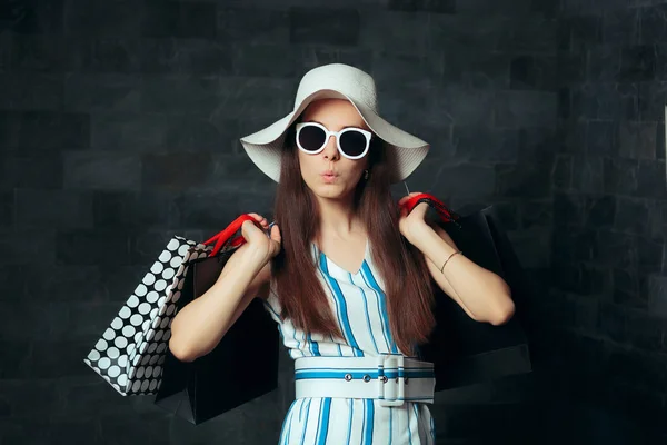 Chica Verano Con Sombrero Gafas Sol Bolsas Compras —  Fotos de Stock