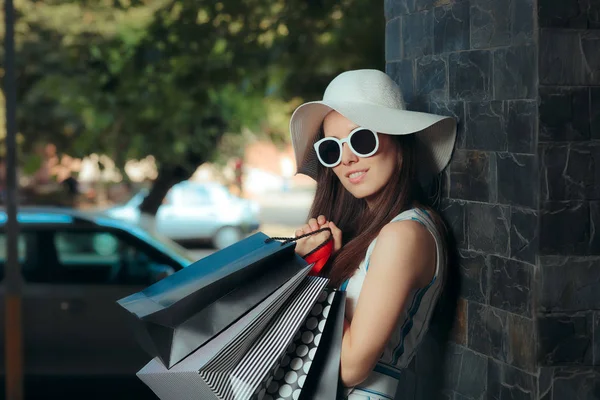 帽子とサングラスと買い物袋夏の少女 — ストック写真