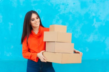 Kadın teslim hizmetinden alınan birçok karton kutular paketleri ile 