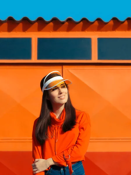 Urban Lato Moda Dziewczyna Sportowa Bluza Kapturem Jasne Cap — Zdjęcie stockowe