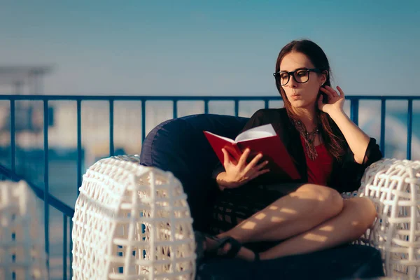 Femme Été Lisant Livre Sur Plage Vacances — Photo