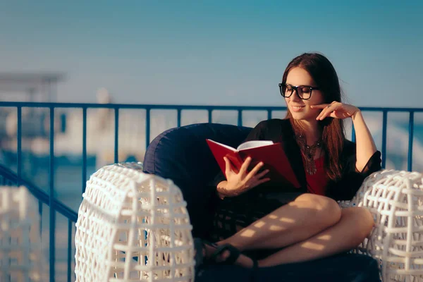 Mulher Verão Lendo Livro Praia Feriado — Fotografia de Stock