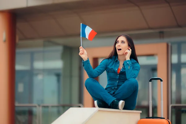 Mujer Viajera Con Bandera Francia Lista Para Salir Vacaciones Francia —  Fotos de Stock