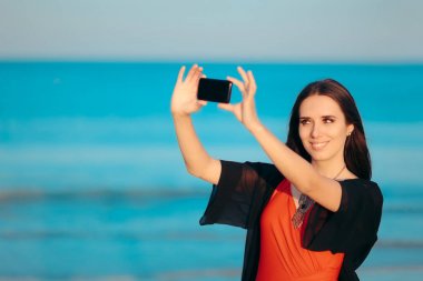Plajda bir Selfie alarak kadın yaz