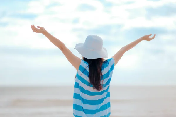 Vrolijke Happy Vrouw Bereikt Haar Armen Omhoog Het Strand — Stockfoto