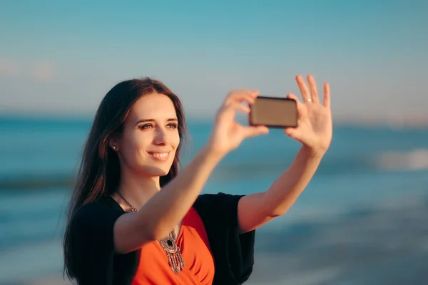 Mulher Verão Tomando Uma Selfie Praia — Fotografia de Stock