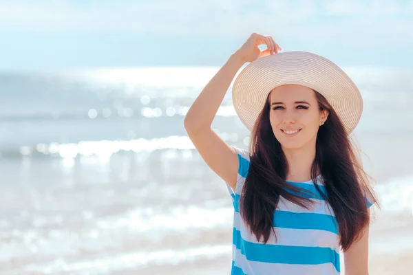 Mujer Verano Con Sombrero Sol Paja Blanca Playa — Foto de Stock