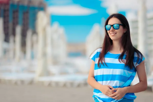 Chica Turista Con Gafas Sol Moda Vacaciones Verano — Foto de Stock