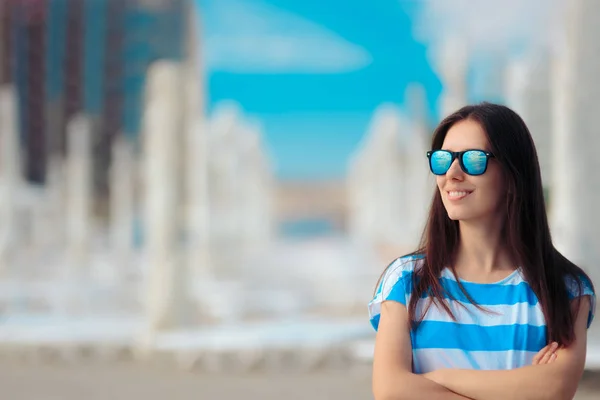 Toeristische Meisje Mode Zonnebril Dragen Zomervakantie — Stockfoto