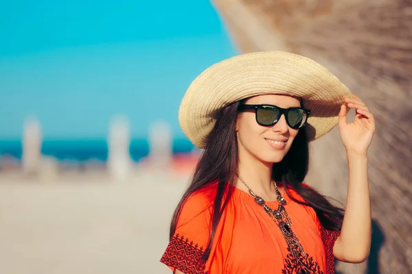 Девушка Туристка Солнцезащитных Очках Летних Каникулах — стоковое фото