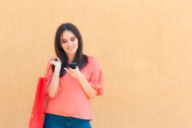 Kadın onun Smartphone sosyal medya kontrol bildirimleri ve metinler