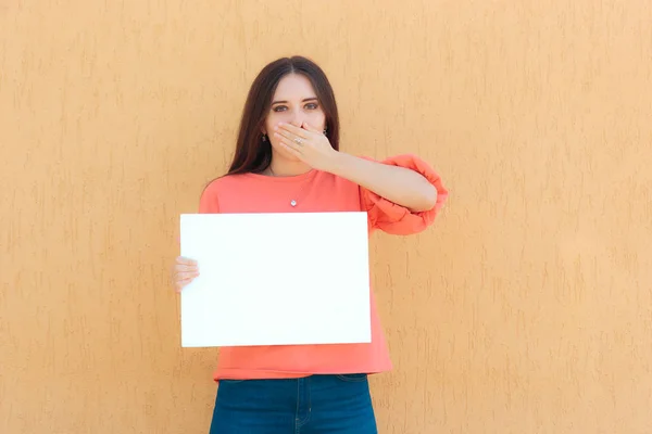 Mujer Alegre Sosteniendo Letrero Blanco Publicidad Blanco —  Fotos de Stock