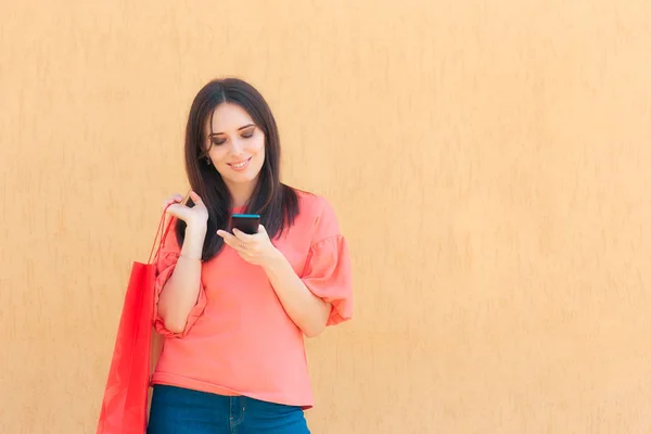 Женщина Проверяет Свои Смартфоны Сообщения Сообщения Социальных Сетях — стоковое фото