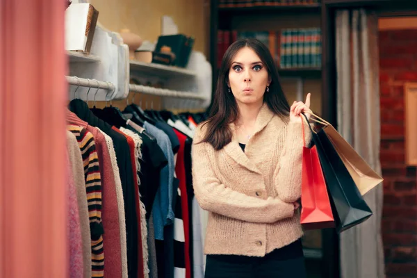 Fille Gaie Avec Des Sacs Provisions Dans Boutique Vêtements — Photo