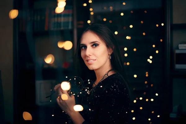 Femme Heureuse Avec Lumières Noël Dans Portrait Vacances — Photo