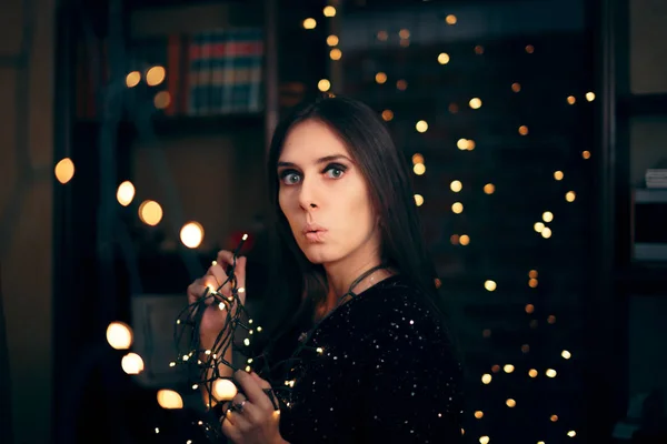 Mujer Feliz Con Luces Navidad Retrato Vacaciones — Foto de Stock