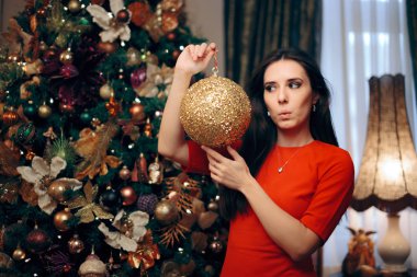 Noel Ağacı 'nı Kıvılcım Süslemesi ile süsleyen Kadın