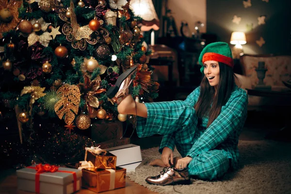 Boldog Kap Ezüst Cipő Karácsonyra — Stock Fotó