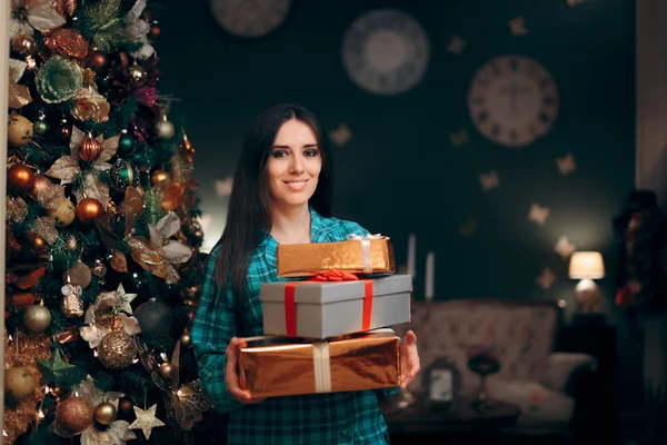 Vrouw Met Een Stapel Cadeautjes Buurt Van Kerstboom — Stockfoto