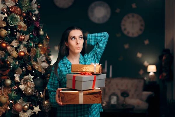 Mulher Segurando Uma Pilha Presentes Perto Árvore Natal — Fotografia de Stock