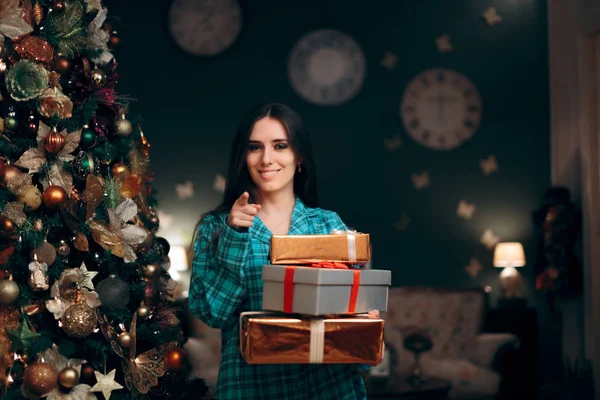 Kvinde Holder Bunke Gaver Nær Juletræ - Stock-foto