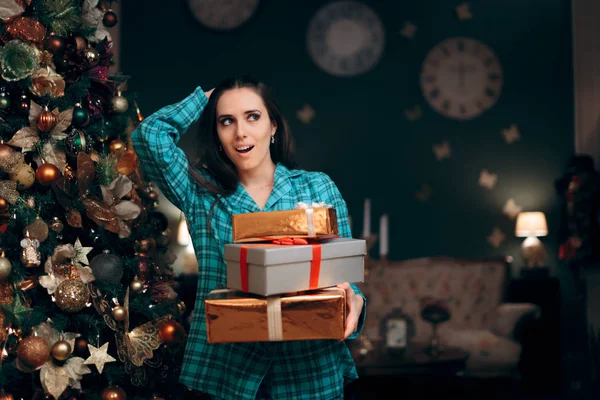 Vrouw Met Een Stapel Cadeautjes Buurt Van Kerstboom — Stockfoto