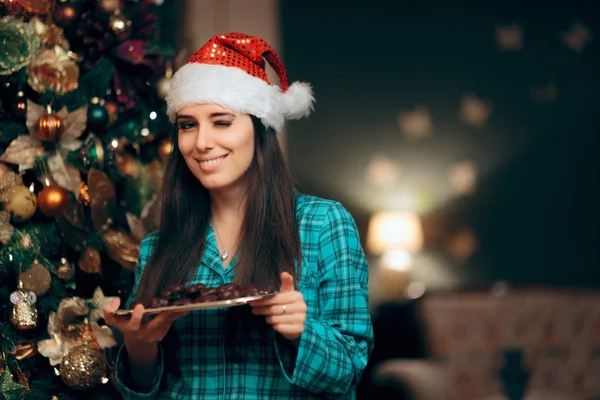 Mulher Segurando Uma Bandeja Biscoitos Esperando Papai Noel — Fotografia de Stock