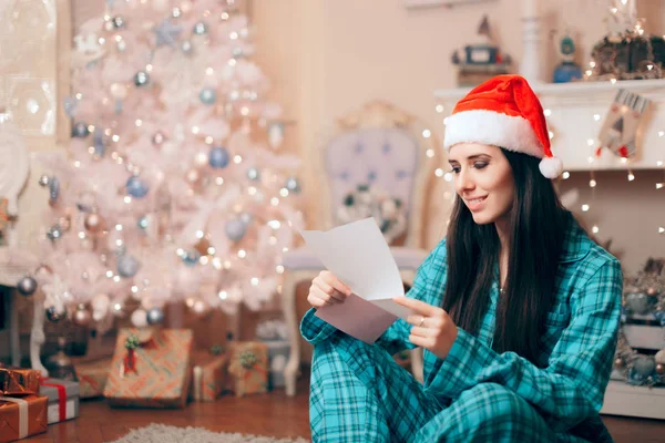 Mujer Leyendo Carta Amor Bajo Árbol Navidad —  Fotos de Stock