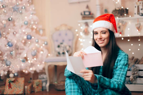 Mulher Leitura Carta Amor Sob Árvore Natal — Fotografia de Stock