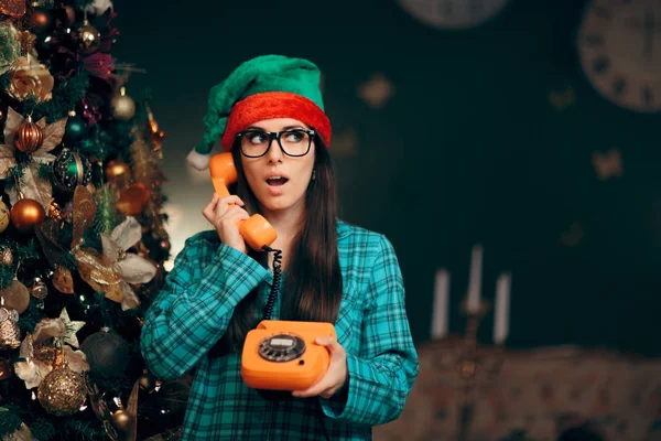 Wanita Dengan Topi Santa Dan Kacamata Menjawab Telepon — Stok Foto