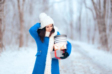 Bir sürü hediye taşıyan kadın Noel için evine gidiyor.