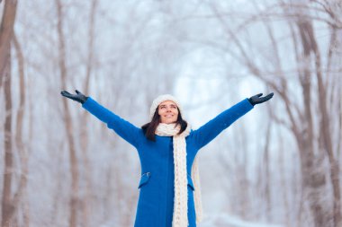 Kış Arazisinde Kollarını Aralayan Mutlu Kadın